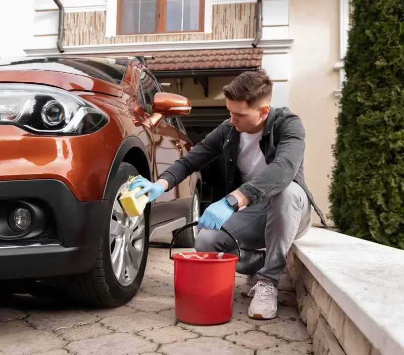 Lavage auto à domicile Grandvals : professionnel intervenant sur un véhicule